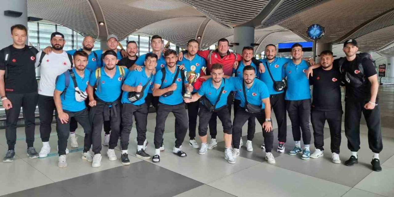 Sırbistan’da Şampiyon Olan Ragbi Milli Takımı Yurda Döndü