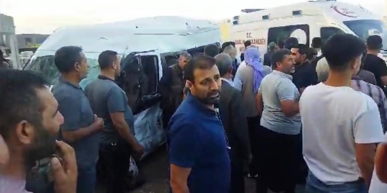 Tarım İşçilerini Taşıyan Minibüs Tırla Çarpıştı: 21 Yaralı