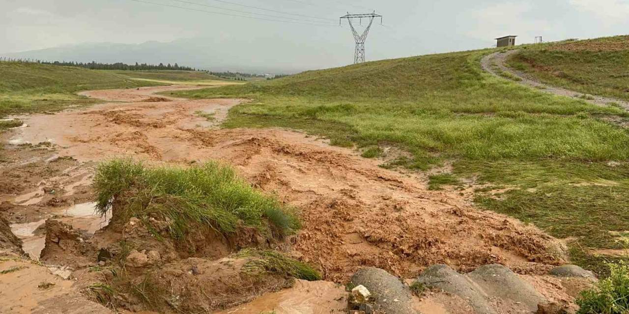 Sel Sularının Buzdolabı Ve Çamaşır Makinesini Sürüklediği Anlar Kamerada