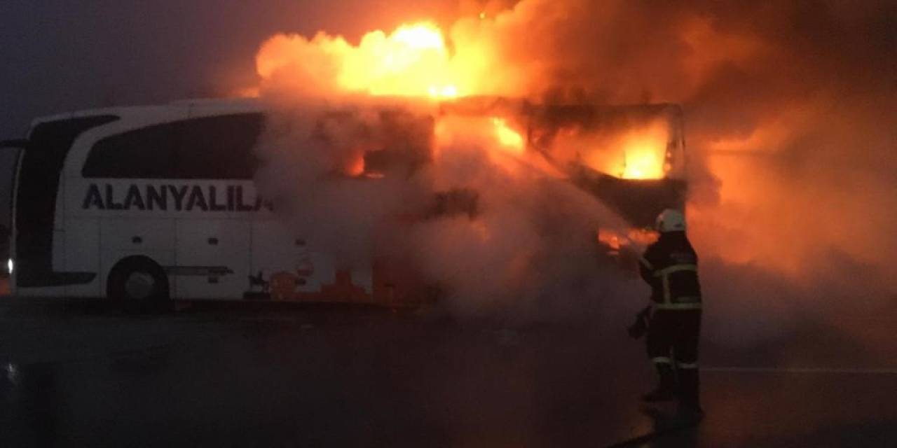 Burdur’da Seyir Halindeki Yolcu Otobüsü Tamamen Yandı