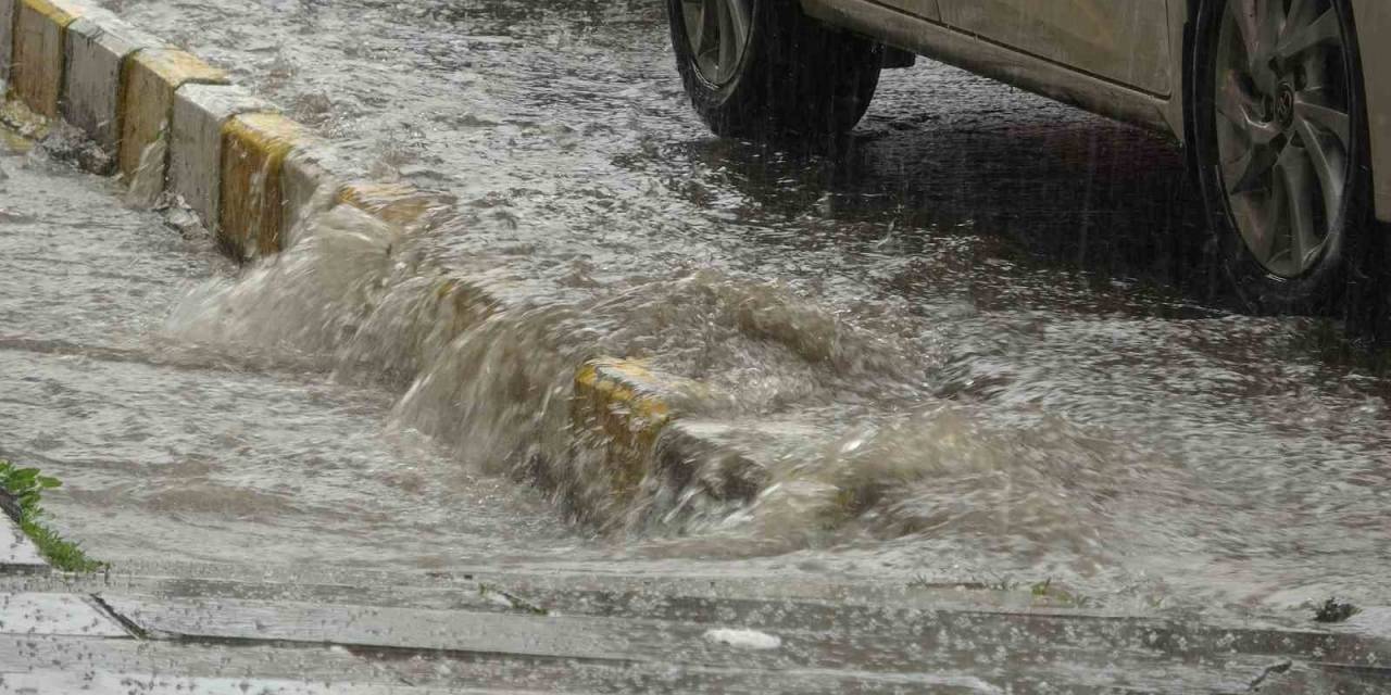 Ardahan’da Sağanak Ve Dolu: Yollar Göle Döndü, Araçlar Zarar Gördü
