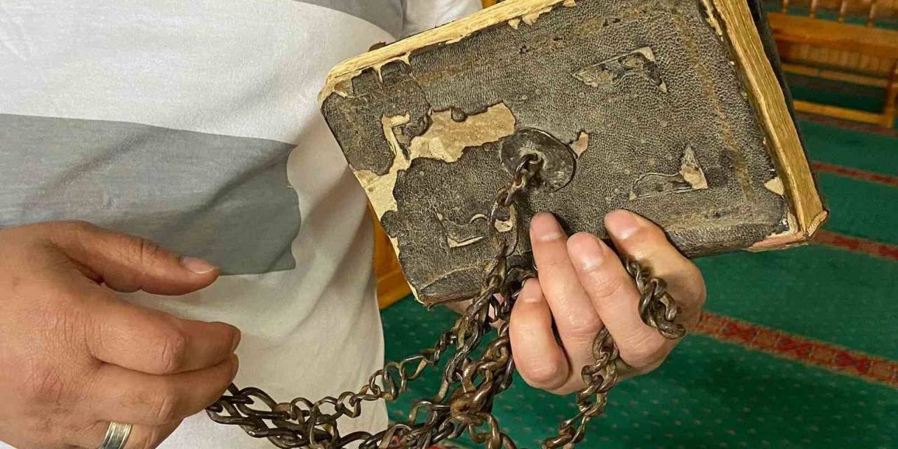 300 Yıldır Muhafaza Edilen Kur’an-ı Kerim’in Kapağındaki Zincirler Dikkat Çekiyor
