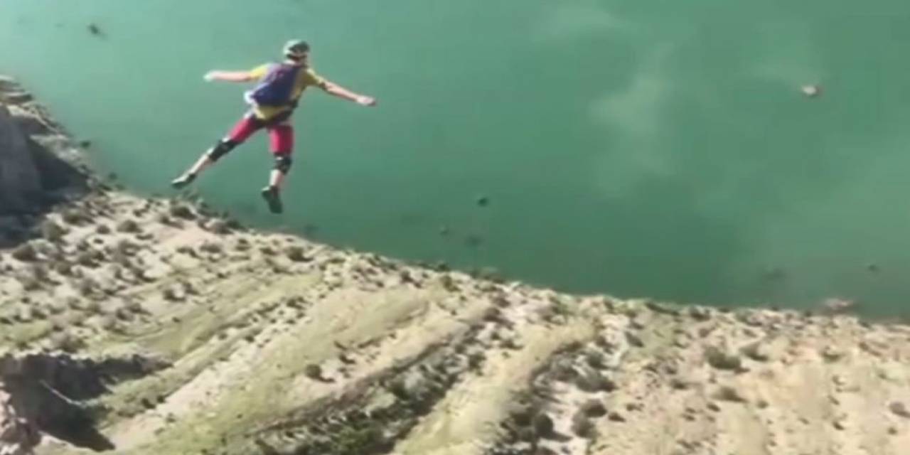 Sular Altına Kalan Köye Paraşütle Atladılar