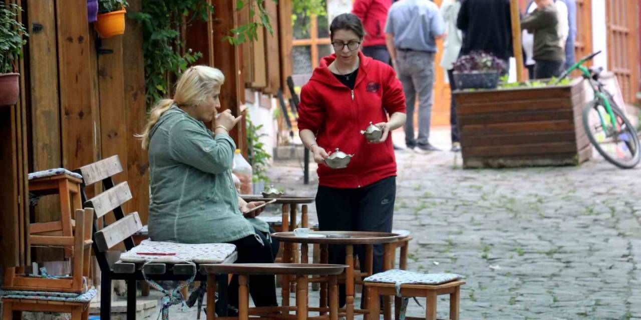 Hüma Hatun Sokağı’nın Tamamın Kadınlardan Oluşan Esnafı, Ahilik Kültürünü Yaşatmaya Çalışıyor