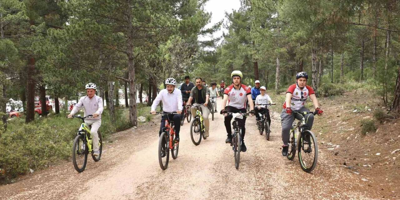Vali Kızılkaya, Çevre Haftasında Gençlerle Pedalladı
