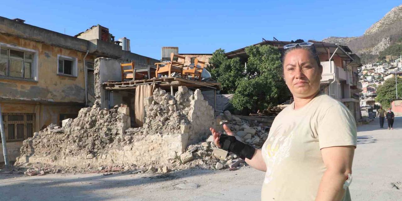 Enkazın Ortasında Dikkat Çeken Koltuk Takımı