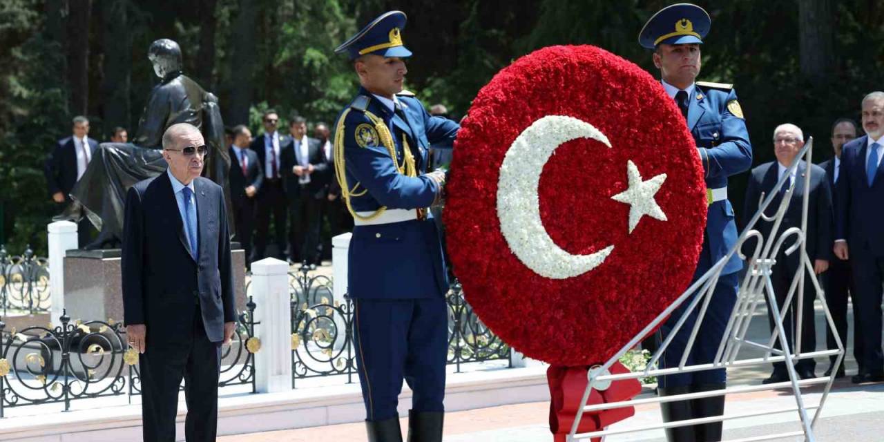 Cumhurbaşkanı Erdoğan, Bakü’de Şehitliği Ziyaret Etti