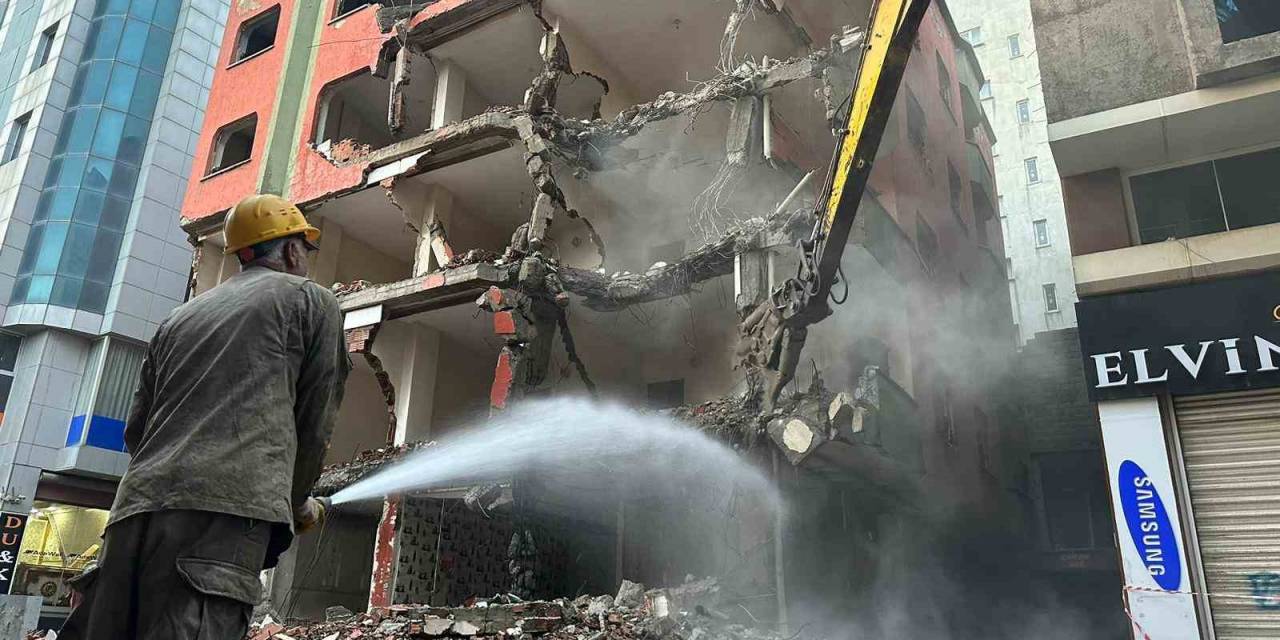 Yüksekova’da Depreme Dayanıksız Yapılar Bir Bir Yıkılıyor