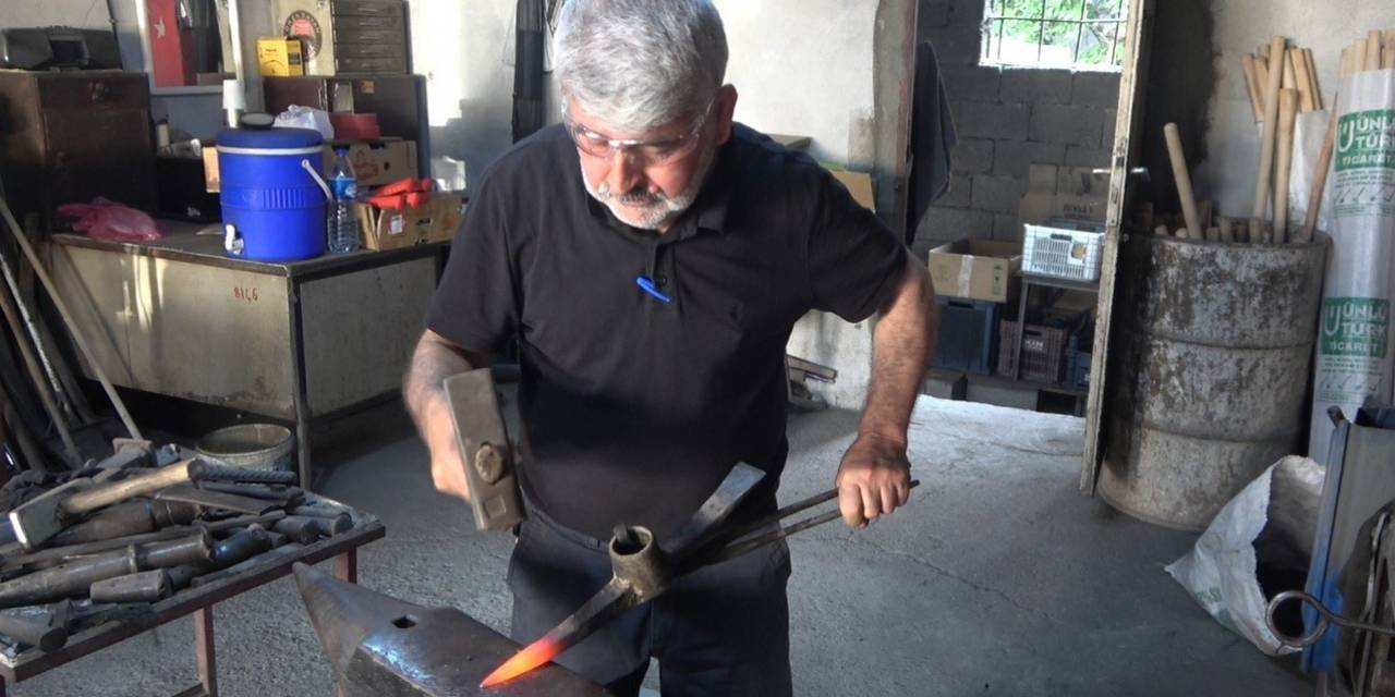 Dede Mesleğini Yaşatmak İçin 50 Yıldır Demire Şekil Veriyor