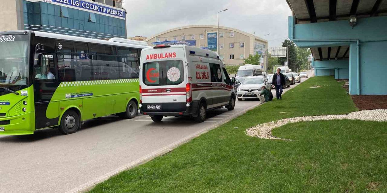 Koşarak Karşıya Geçen Yaya Otomobilin Aynasına Çarpıp Yaralandı