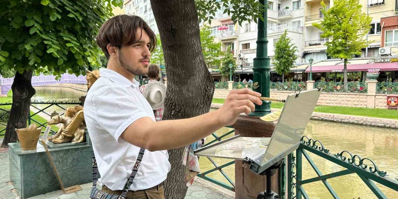 İlk Kez Geldiği Şehrin Sokaklarını Gezerken Sulu Boya İle Resmediyor