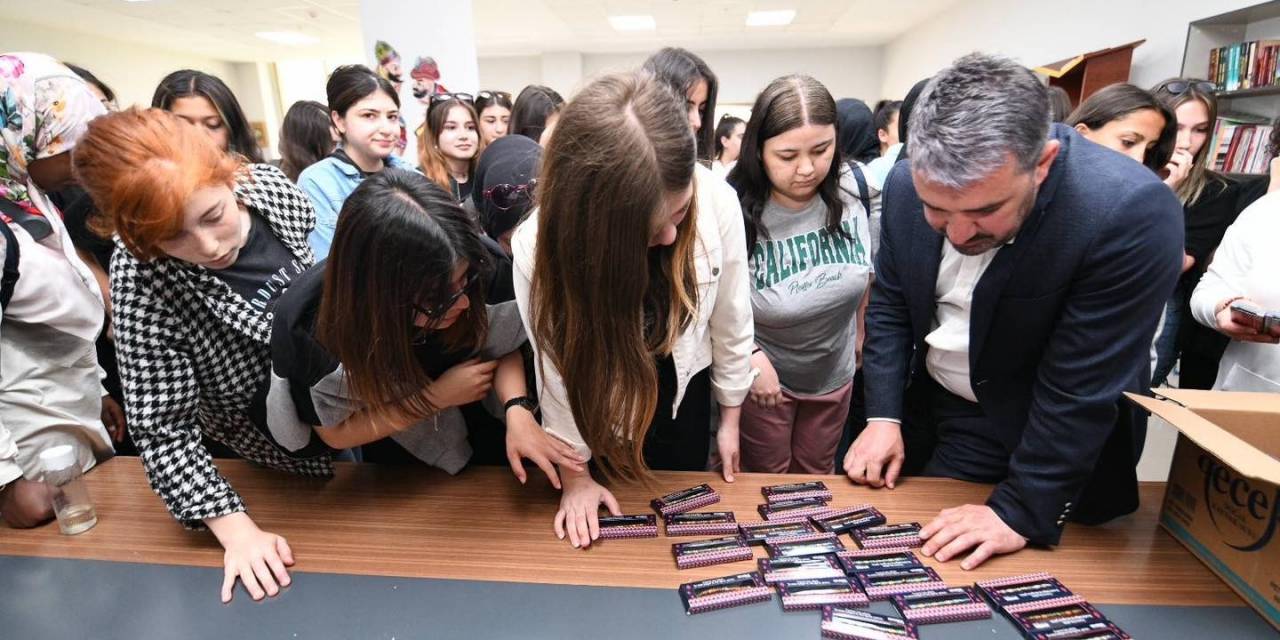 Ertuğrul Başkan’dan Kamp Dönüşü Genç Kampçılara Hediye