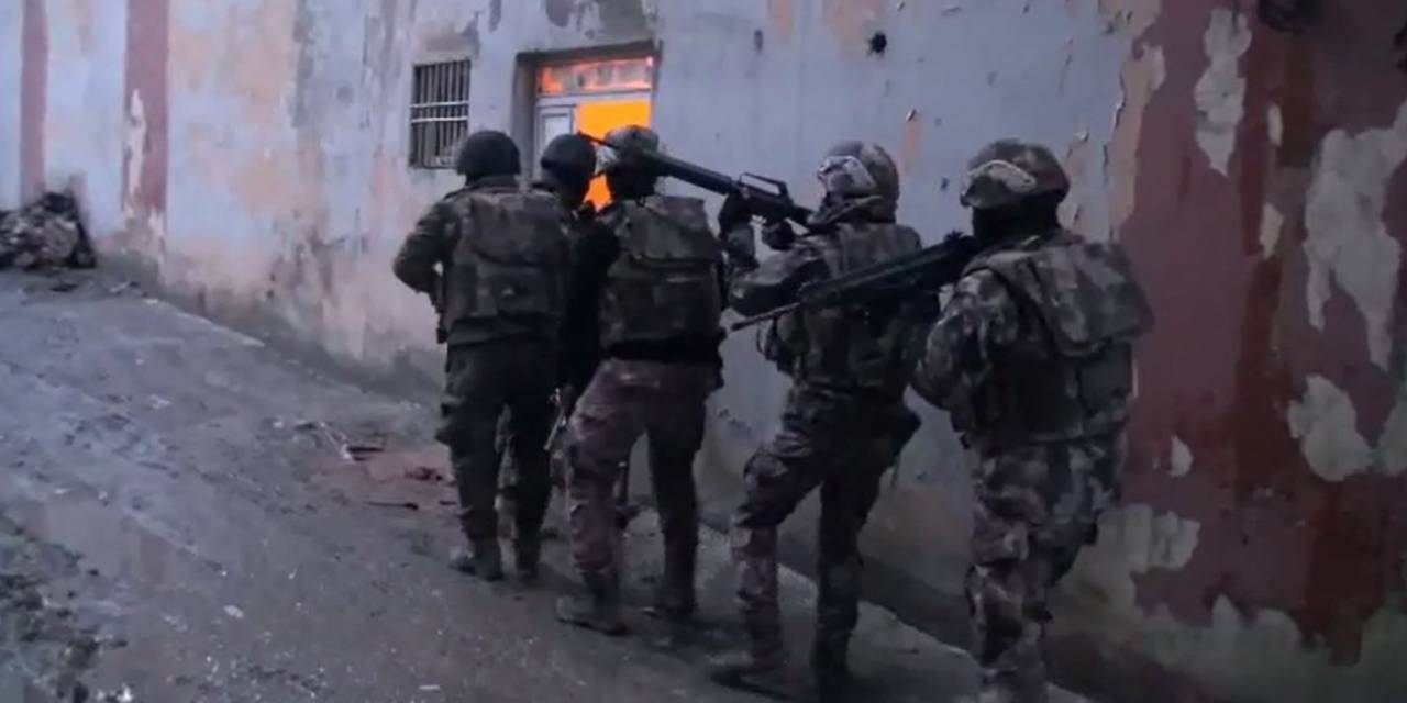 Şırnak Merkezli 7 İlde ’çukur-barikat’ Terör Operasyonu: 15 Kişi Tutuklandı