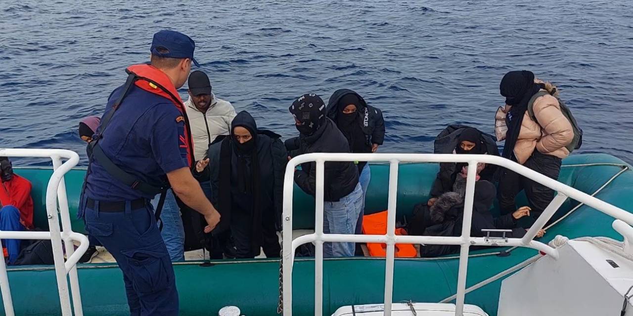 Ayvalık Açıklarında 12 Düzensiz Göçmen Kurtarıldı