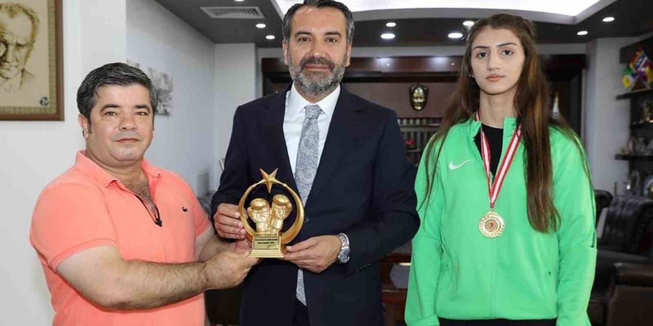 Şampiyon Boksör Başkan Şerifoğulları’yla Buluştu