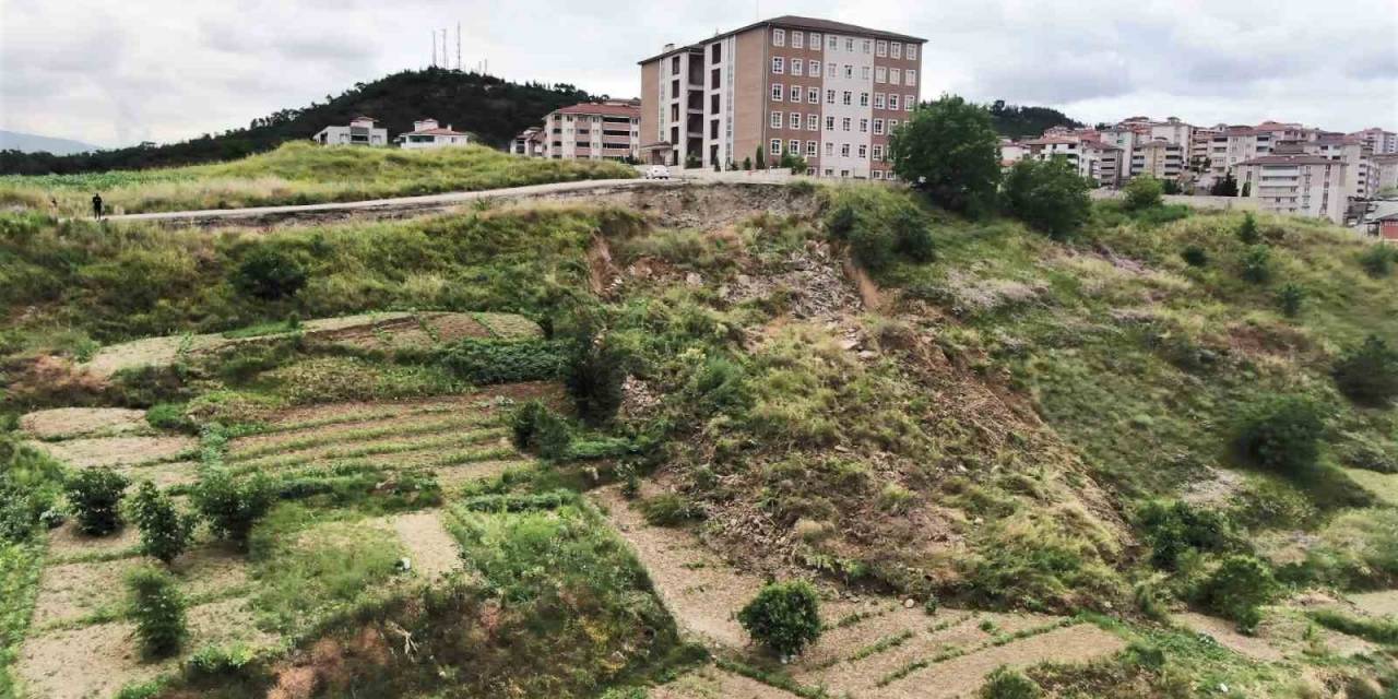 Okul Yakınındaki Heyelan Tedirgin Etti