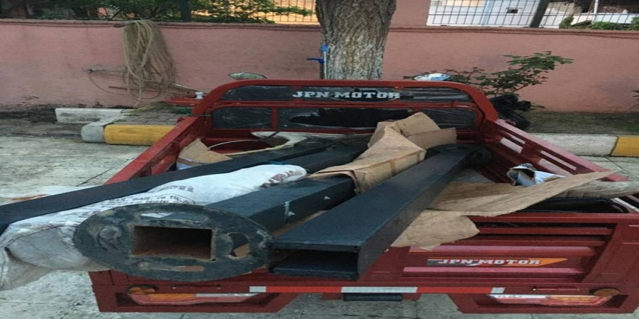 Parktaki Aydınlatma Direklerini Ve Kabloları Çalan Hırsız Yakayı Ele Verdi