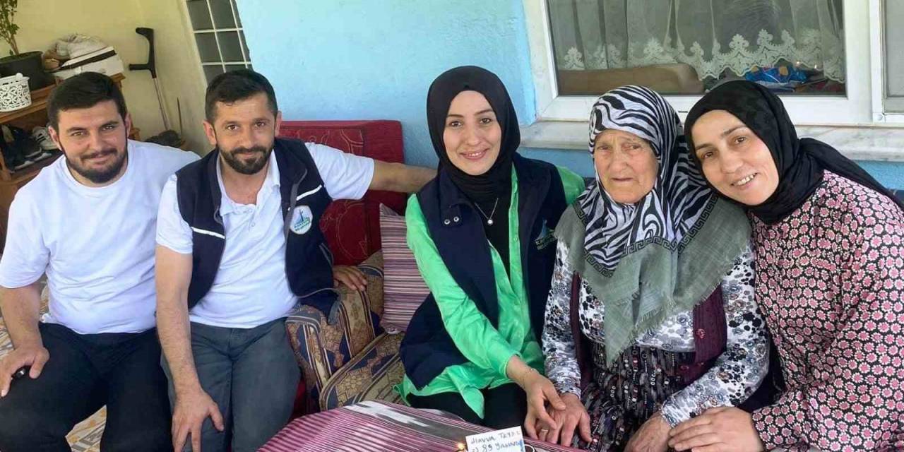 Belediye Ekipleri 89 Yaşına Giren Havva Teyzeyi Yalnız Bırakmadı