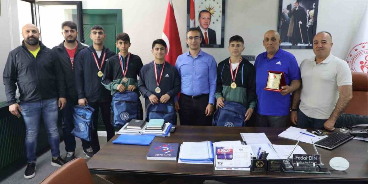 İl Müdürü Din, Ağrılı Boksörleri Tebrik Etti