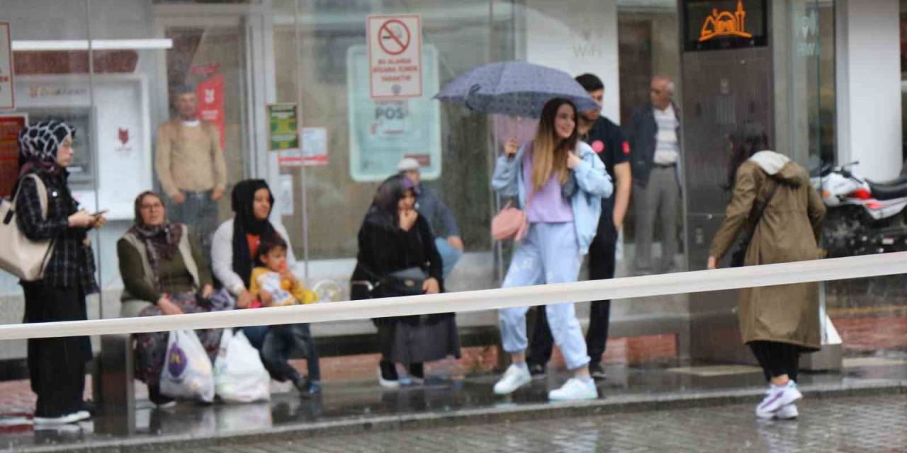 Şiddetli Yağış Hayatı Felç Etti