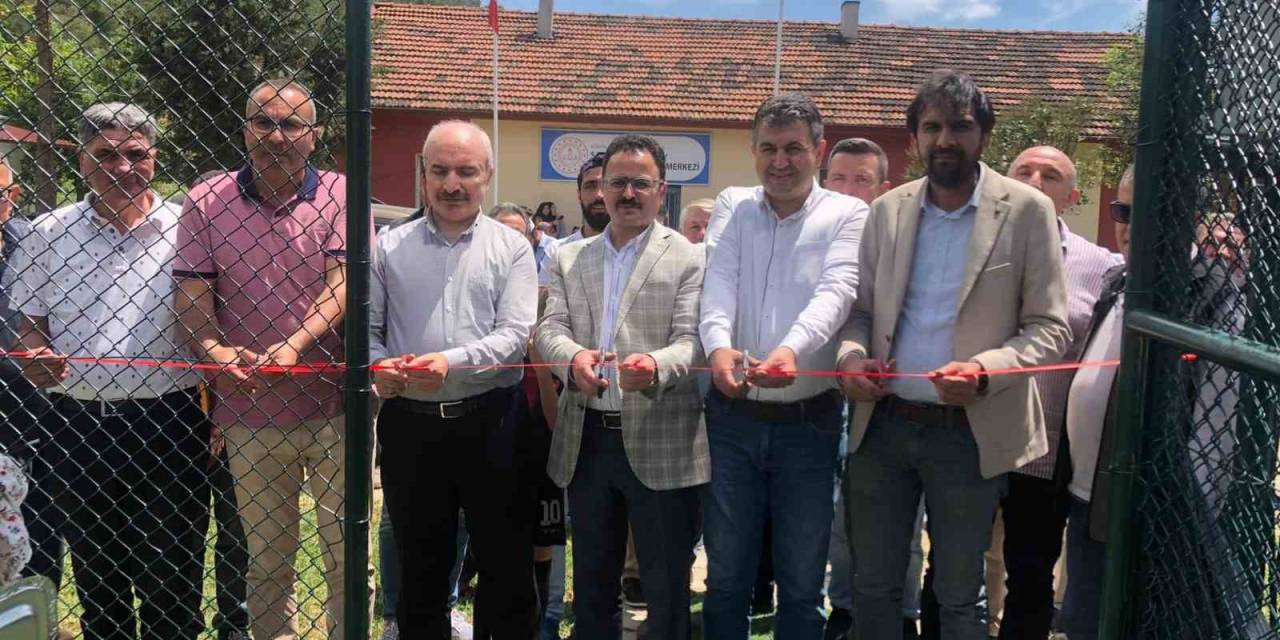 Gediz’de Merhum Muhtar Ali Rıza Güneş’in Adı Köyünde Açılışı Yapılan Halı Sahaya Verildi