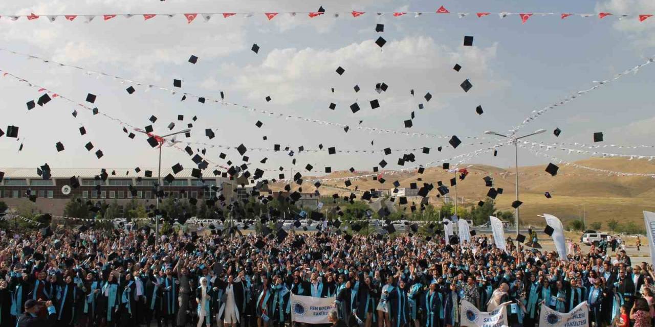 Batman Üniversitesi Mezunları Törenle Uğurlandı