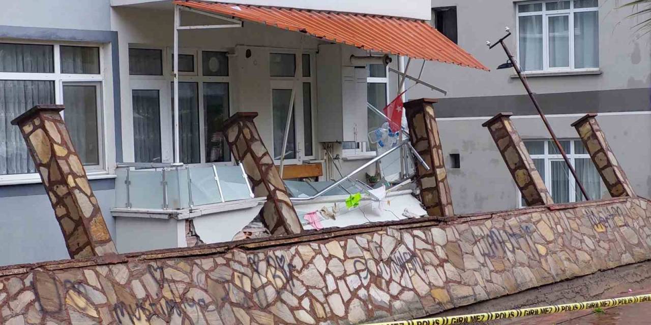Samsun’da Selden Yıkılan Parkın Duvarı Evlerin Balkonlarına Zarar Verdi