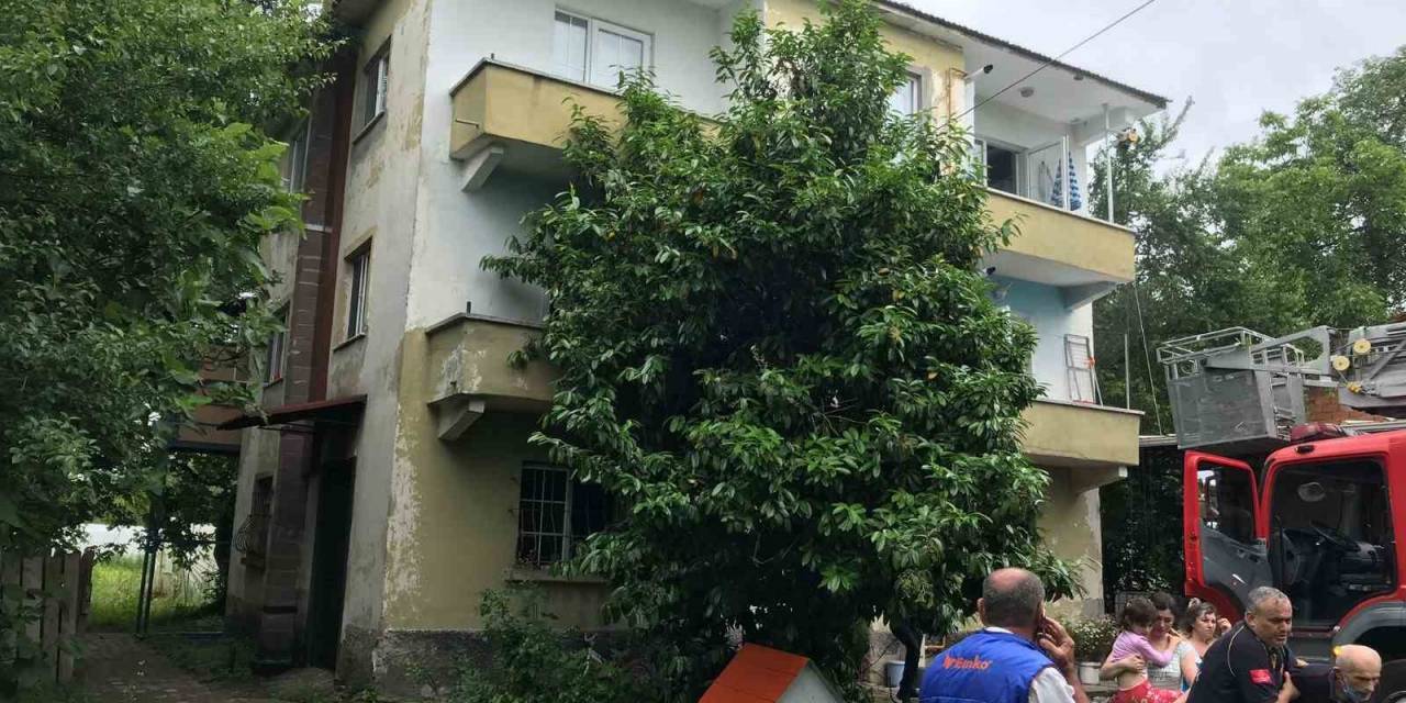 Yangında Mahsur Kalan Biri Bebek 7 Kişiyi İtfaiye Kurtardı