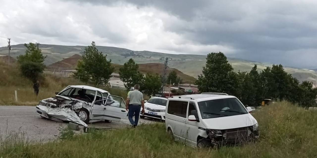 Otomobil Ve Minibüs Çarpıştı: 3 Yaralı