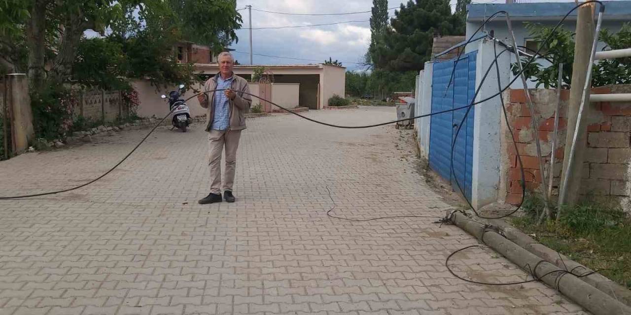 Direğe Çarpan Tır Evleri İnternetsiz Bıraktı