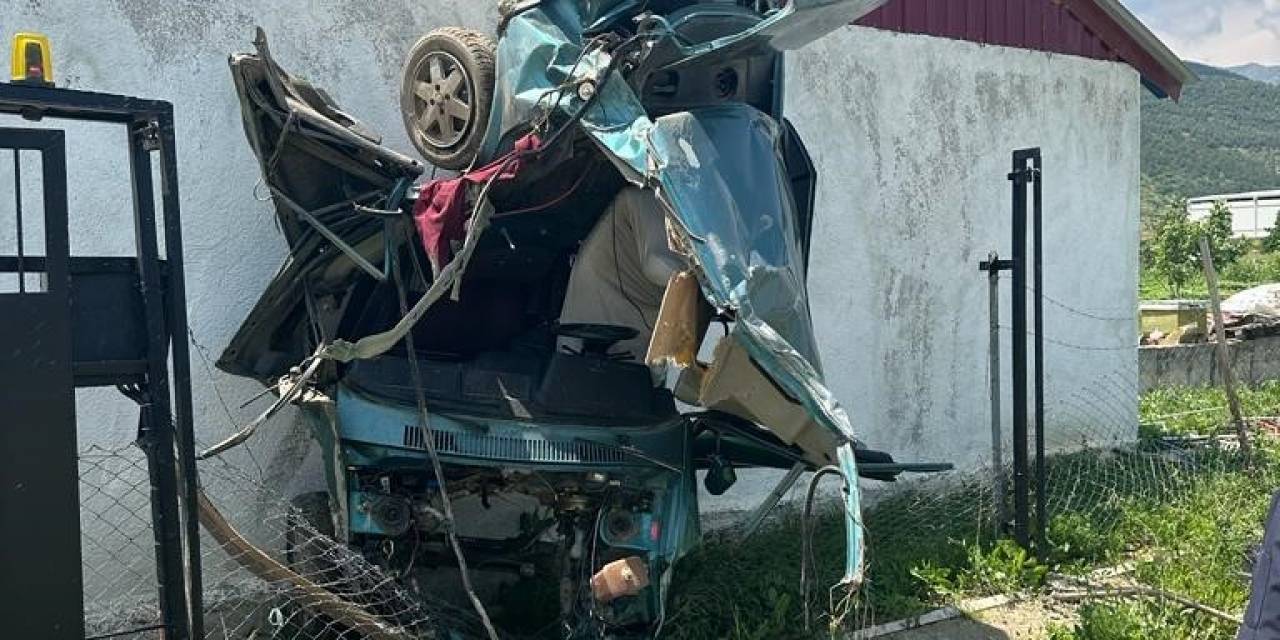 Otomobil Adeta Düz Duvara Tırmandı