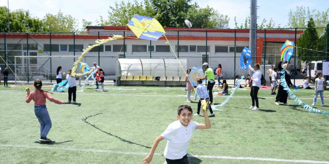 Kırklareli’nde Polisten Çocuklara Uçurtma Şenliği