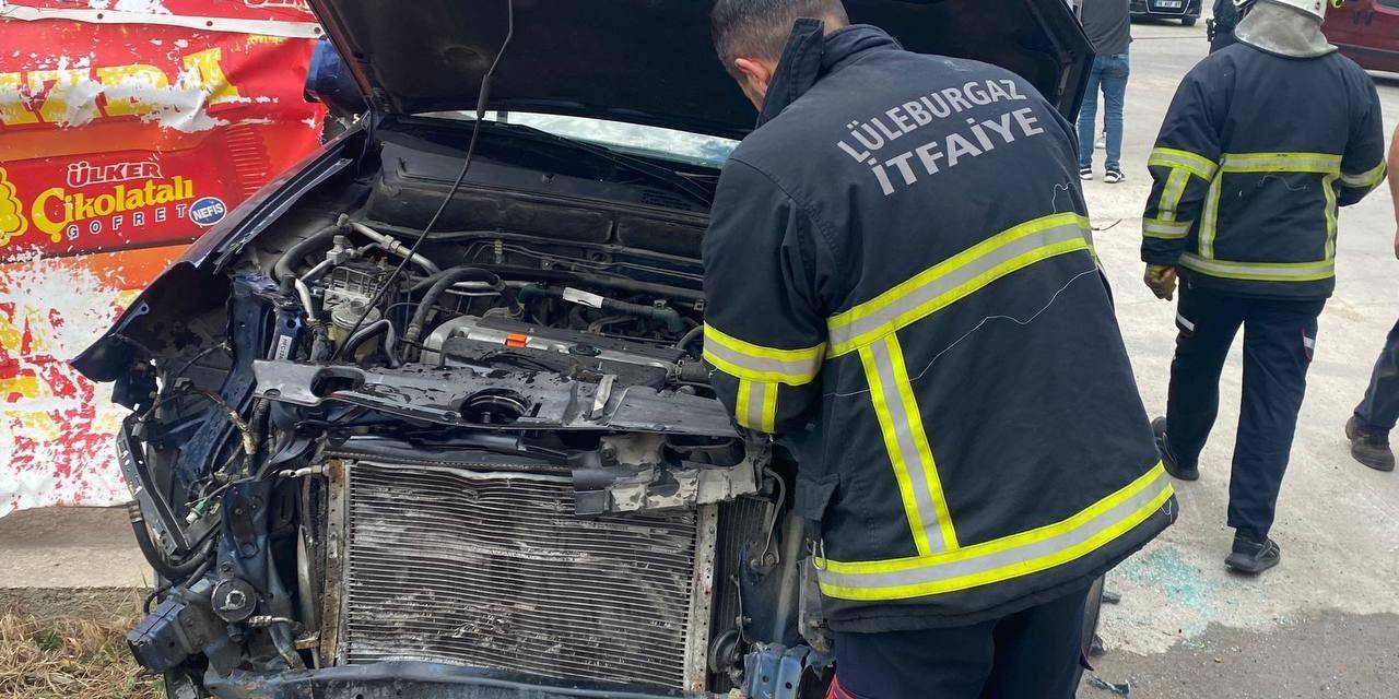 Seyir Halindeki Tır, Otomobile Çarparak Devrildi: 1 Yaralı
