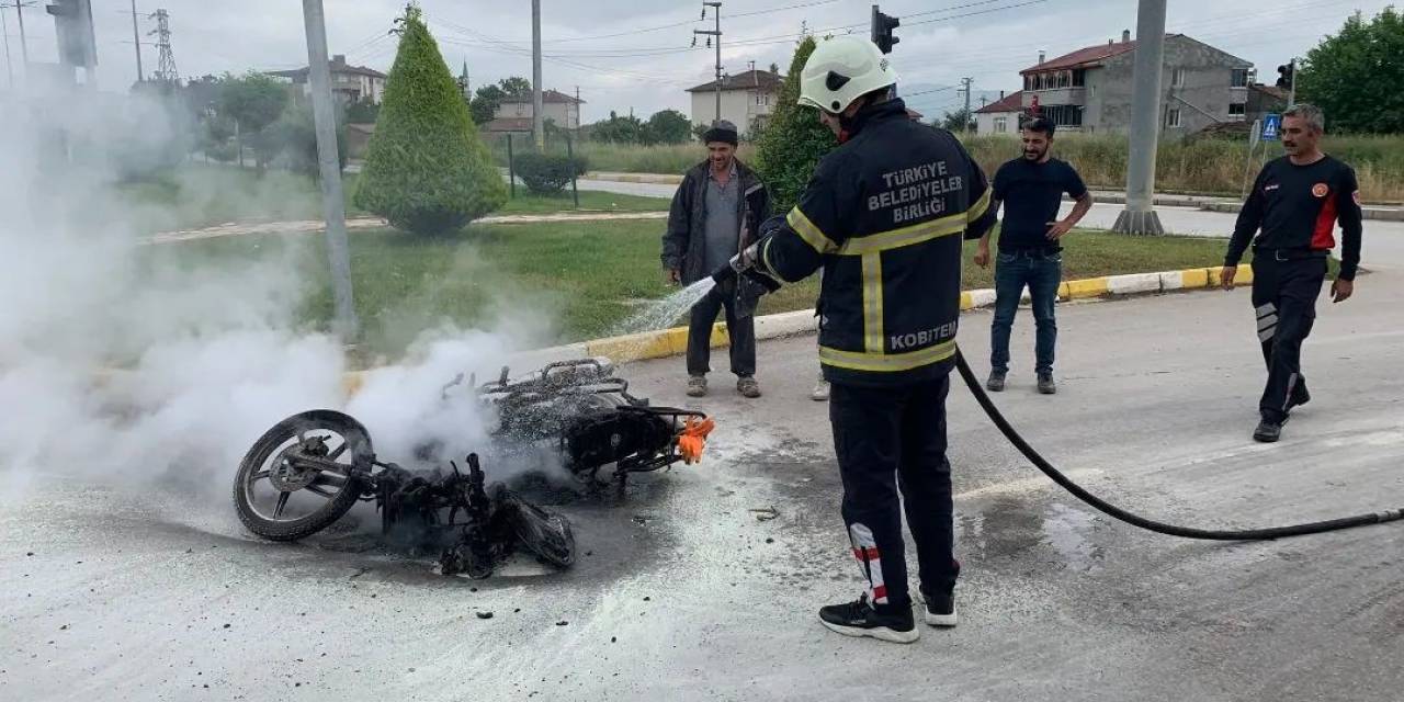 Motosiklet Alev Aldı Yangın Tüpüyle Söndürdü