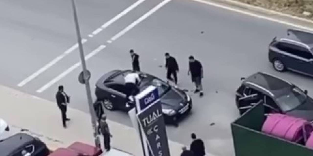 Tartıştığı Kişiye Sunrooftan Vurmaya Çalıştı, İlginç Kavga Kamerada