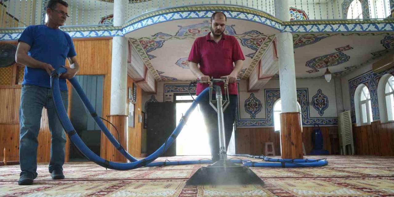 Gemlik Belediyesi’nden İbadethanelerde Bayram Hazırlığı