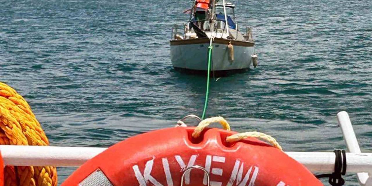12 Metrelik Tekne Arıza Yaptı, Kıyem Ekipleri Kurtardı