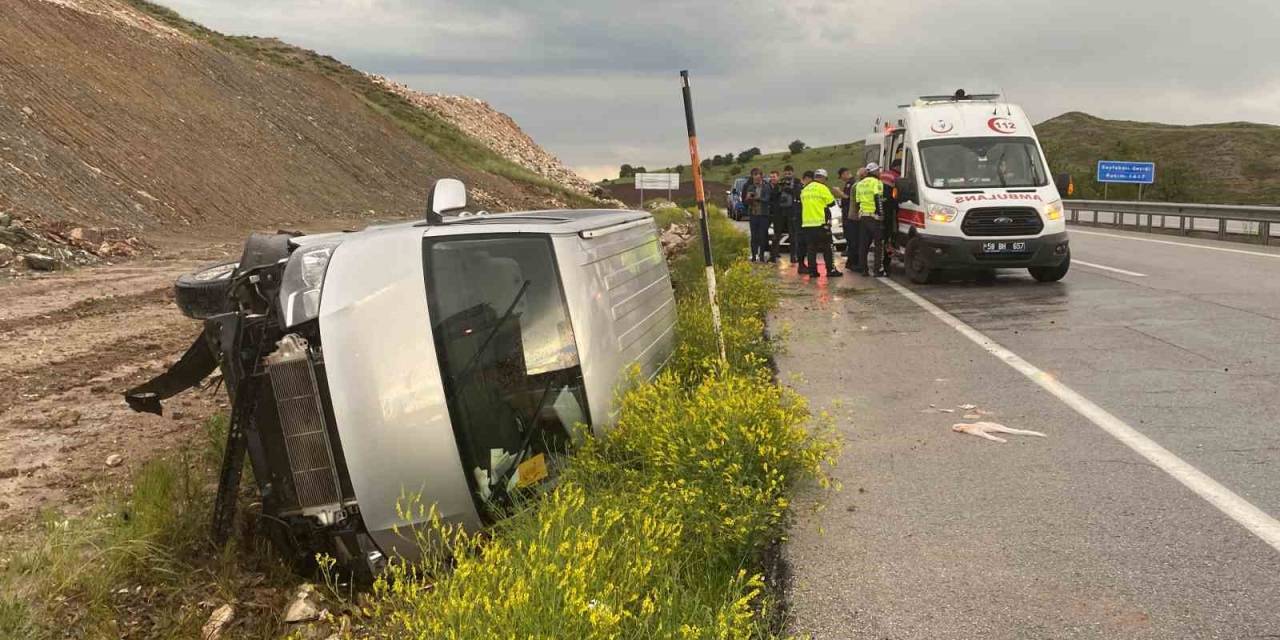Sivas’ta Minibüs Yan Yattı: 4 Yaralı
