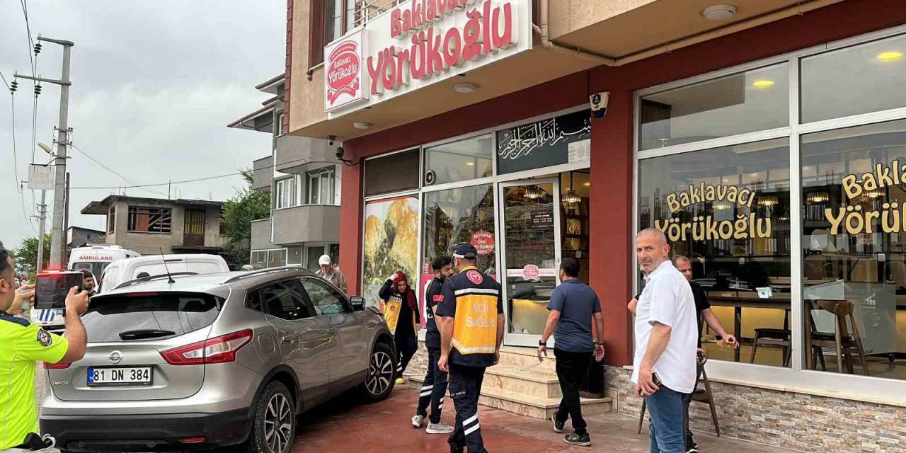 Kazada Araç Baklava Dükkanının Çerçevesine Çarpıp Durdu