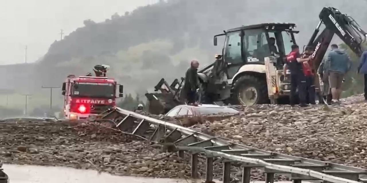 Denizli’de Selin Getirdiği Çamur Yoldan Geçen Araçları Yuttu: 1 Ölü
