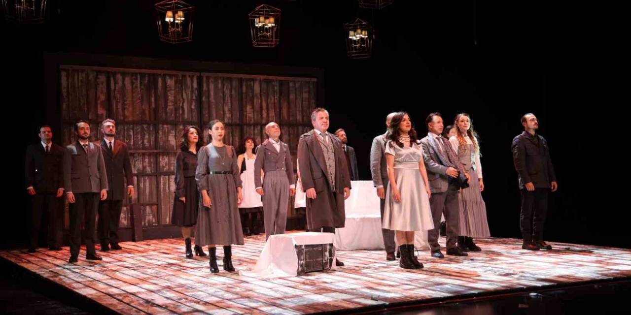 Kocaeli Şehir Tiyatrolarının Ödüllü Oyunu İstanbul’da Ünlü Geçidine Sahne Oldu