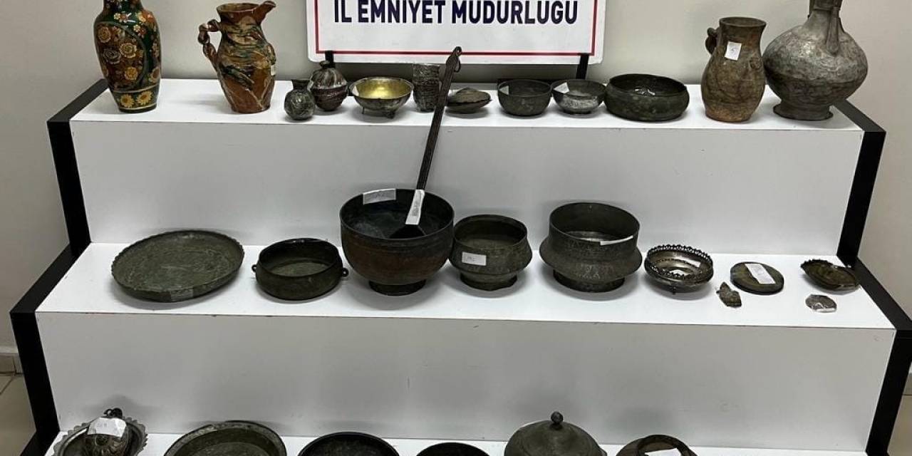 Tarihi Eser Operasyonunda Ele Geçirilenler Polisi Bile Şaşırttı