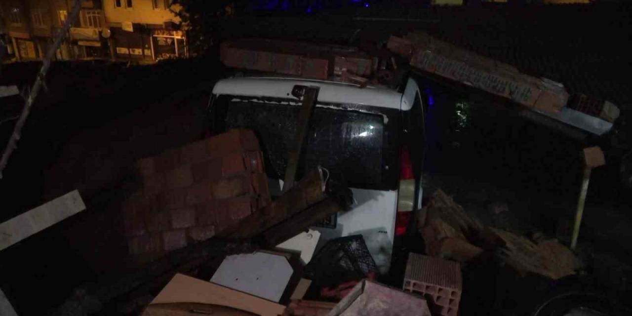 İstinat Duvarı Çöktü, 6 Araç Altında Kaldı
