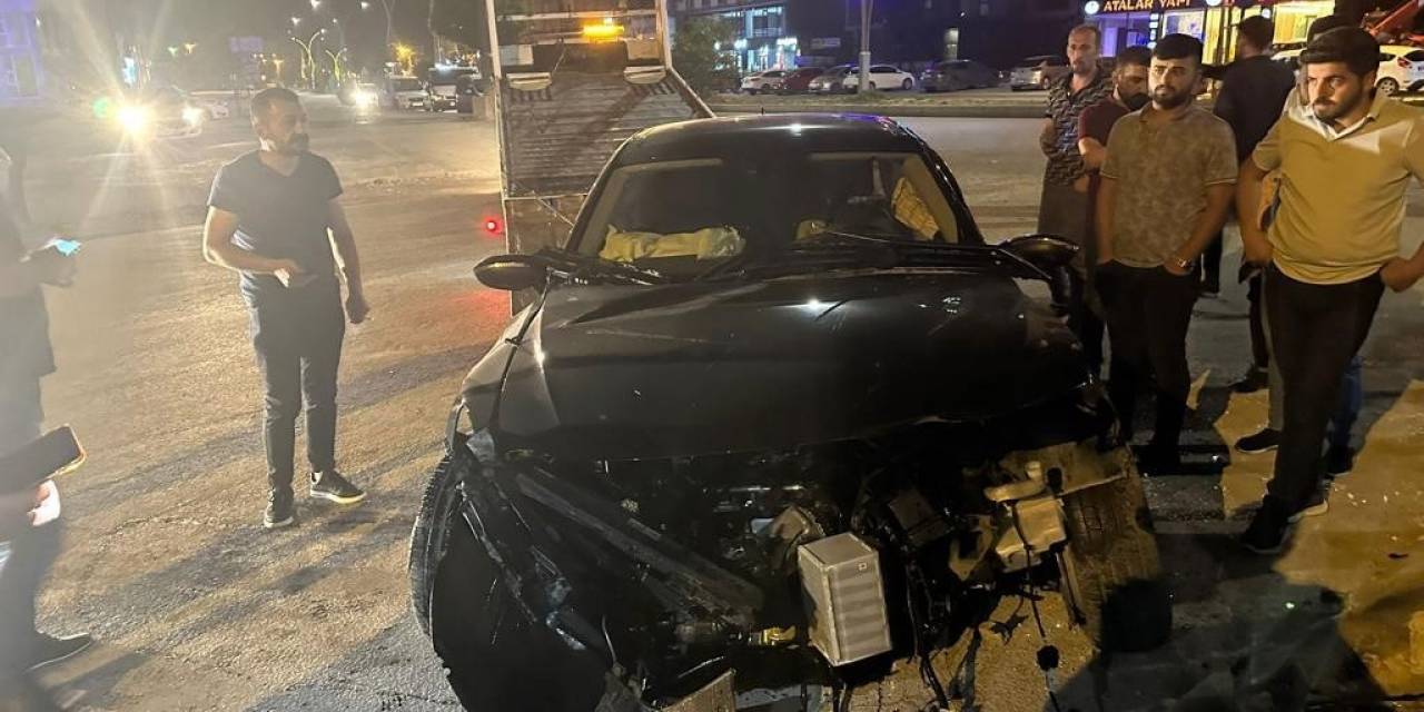 Yüksekova’da Aracıyla Elektrik Direğine Çarpan Sürücü Yaralandı