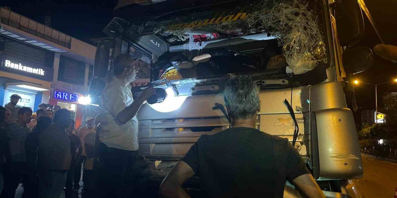 Kozluk’ta İki Tır Çarpıştı: 1 Yaralı