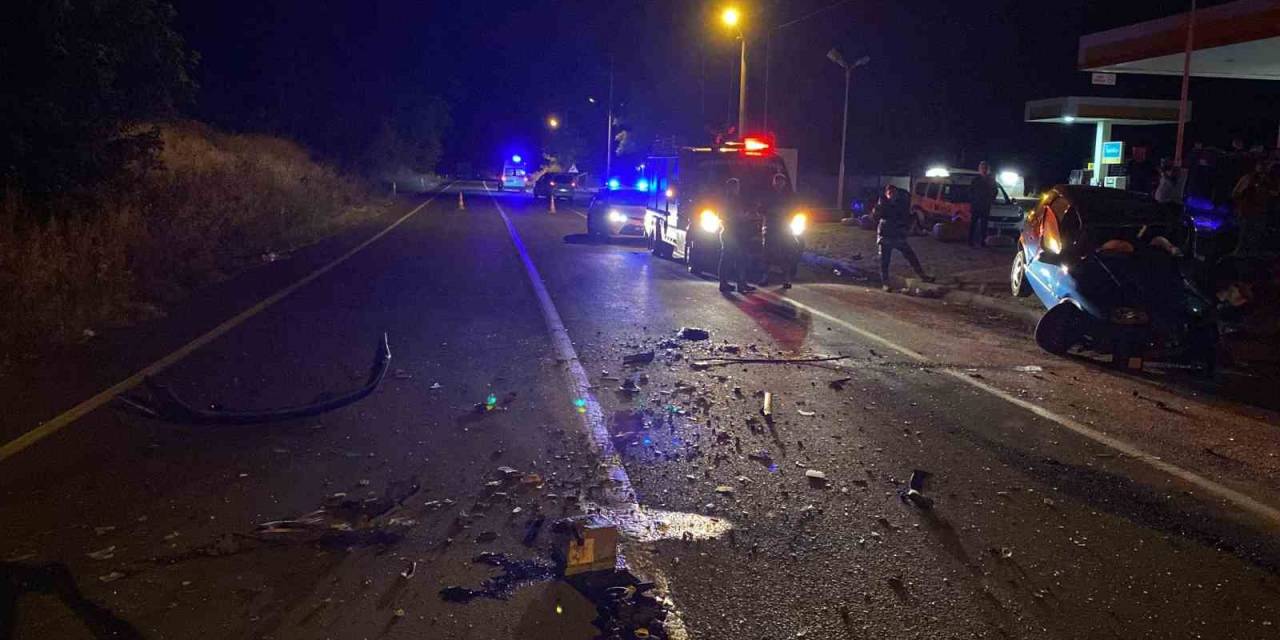 İki Otomobil Kafa Kafaya Çarpıştı: 1’i Ağır 3 Yaralı