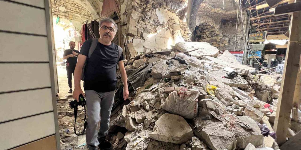 Depremde Yıkılan Tarihi Mekanları Fotoğraflıyor