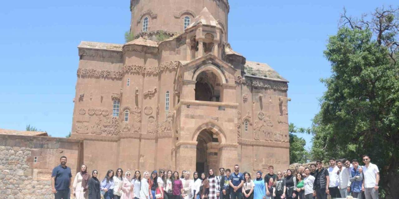 Tuşba Belediyesinden Yks’ye Girecek Öğrencilere Moral Gezisi