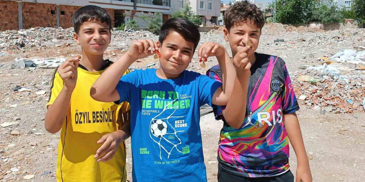 Mahallede Oyun Oynayan Çocuklar Enkazda Altın Buldu