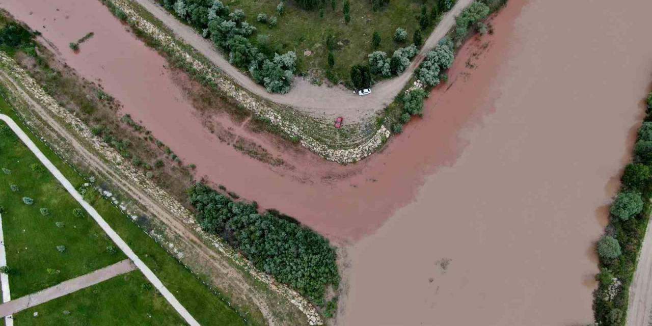 Kızılırmak’a Rengini Veren Fadlum Çayı, Artan Yağmurlarla Coştu